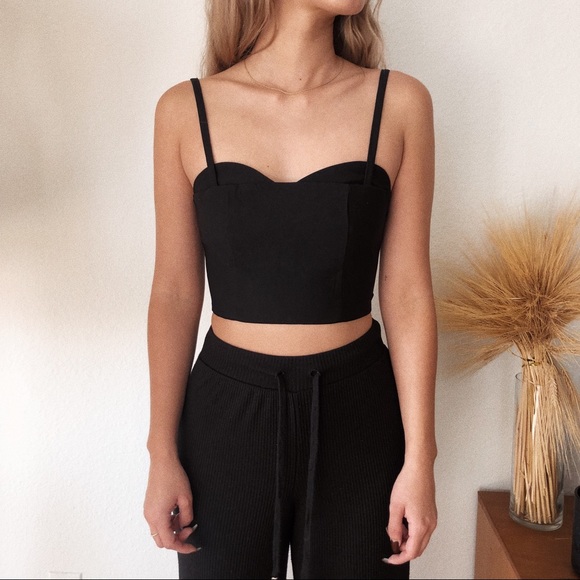 SOLD ❌ DETAILED SPANDEX CROP TOP - Picture 2 of 5